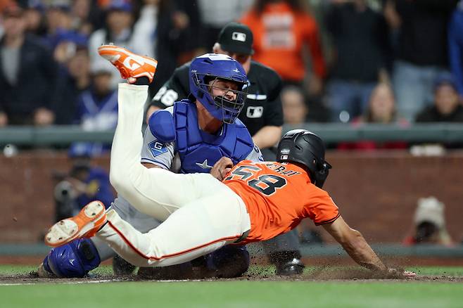SAN FRANCISCO, CALIFORNIA - SEPTEMBER 12: Ben Rortvedt #47 of the Los Angeles Dodgers tags out Grant McCray #58 of the San Francisco Giants to end the ninth inning at Oracle Park on September 12, 2025 in San Francisco, California.   Ezra Shaw/Getty Images/AFP (Photo by EZRA SHAW / GETTY IMAGES NORTH AMERICA / Getty Images via AFP)







<저작권자(c) 연합뉴스, 무단 전재-재배포, AI 학습 및 활용 금지>