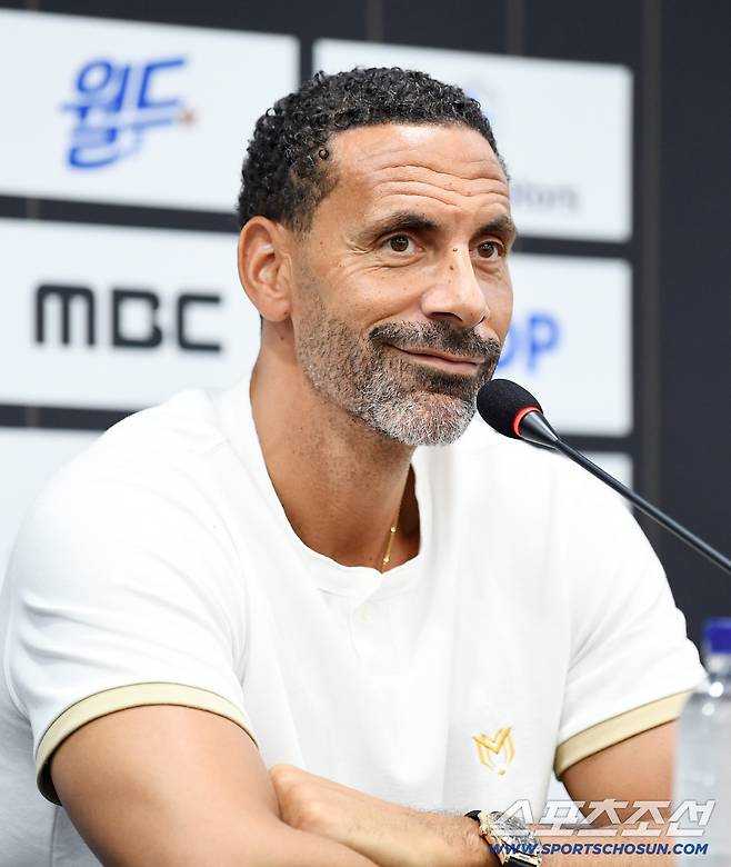 '2025 아이콘매치: 창의 귀환, 반격의 시작' 이벤트 매치가 13일 오후 서울 상암월드컵경기장에서 열렸다. 디디에 드로그바와 리오 퍼디난드가 경기 전 인터뷰에 응했다. 미소짓고 있는 퍼디난드. 상암=정재근 기자 cjg@sportschosun.com/2025.9.13/