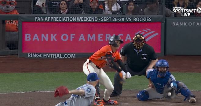 이정후가 연장 10회말 1사 3루서 다저스 태너 스캇의 6구째 바깥쪽 공에 방망이를 돌리고 있다. 공은 이정후의 방망이를 살짝 스친 뒤 포수 미트에 들어갔으나, 구심이 땅에 닿은 것으로 간주해 파울이 선언됐다. 이정후는 결국 7구째를 볼로 골라 걸어나갔다. 사진=MLB.TV 캡처