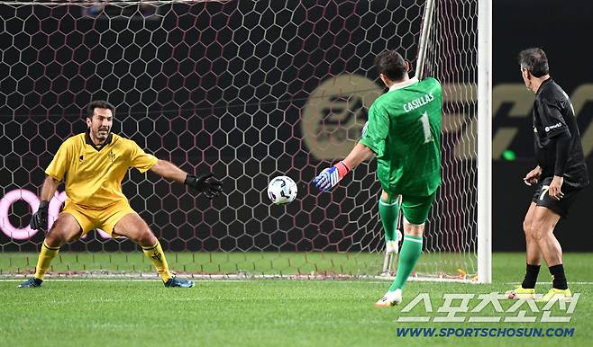 '2025 아이콘매치: 창의 귀환, 반격의 시작' 이벤트 매치가 13일 오후 서울 상암월드컵경기장에서 열렸다. 1대1 끝장 대결에서 카시야스가 부폰의 오른쪽으로 슛을 성공시키고 있다. 상암=정재근 기자 cjg@sportschosun.com/2025.9.13/