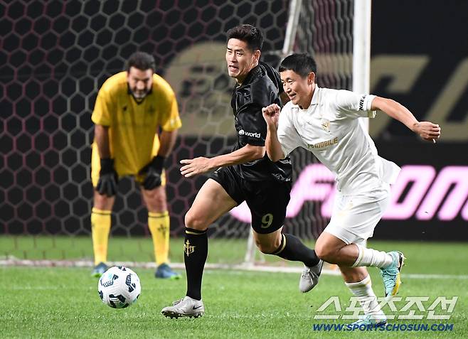 '2025 아이콘매치: 창의 귀환, 반격의 시작' 이벤트 매치가 13일 오후 서울 상암월드컵경기장에서 열렸다. 1대1 끝장 대결에서 설기현과 이영표가 대결하고 있다. 상암=정재근 기자 cjg@sportschosun.com/2025.9.13/