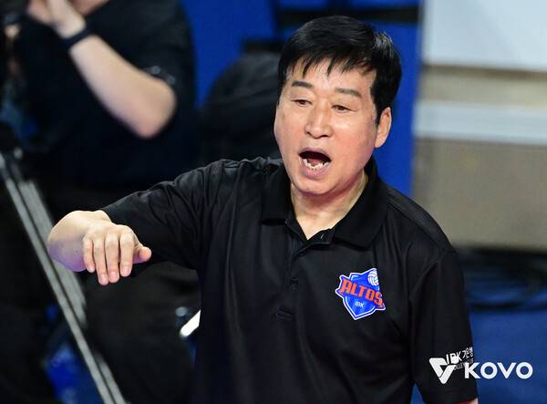 작전 지시하는 김호철 감독. ⓒKOVO