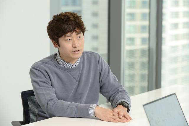 쿠팡플레이 오리지널 '직장인들2'를 연출한 김민 PD가 최근 서울 종로구 삼청동 한 카페에서 백현진 김민교와 함께 <더팩트>와 만나 인터뷰를 진행했다. /쿠팡플레이