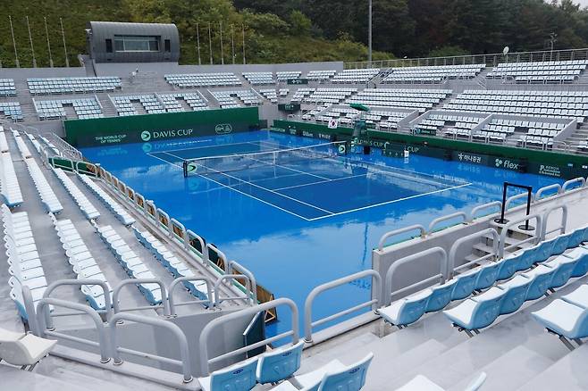 13일 춘천 송암스포츠타운 센터코트가 우천으로 젖어있다.