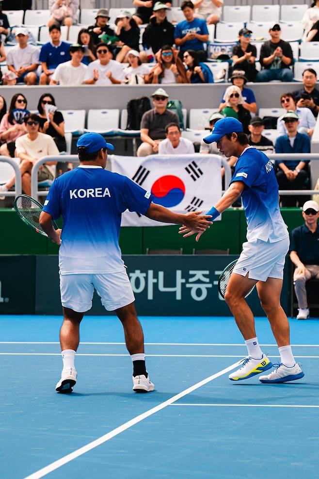 경기 중 손뼉을 마주치며 서로를 격려한 박의성과 남지성