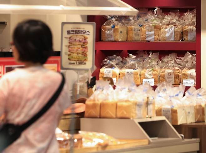 서울 한 빵집에서 시민들이 빵을 고르고 있다. 연합뉴스