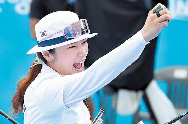 강채영이 12일 세계양궁선수권대회 리커브 여자 개인전 결승에서 승리를 확정하고 주먹을 불끈 쥐며 기뻐하고 있다. /뉴스1