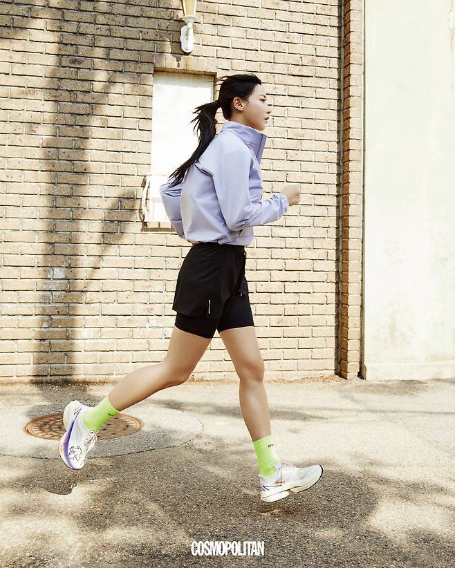 우븐 재킷 18만9천원, 벤틸레이션 2 in 1 4인치 쇼츠 13만9천원, 양말 1만7천원, 델타프로 EXP V2 스니커즈 27만9천원 모두 Descente.