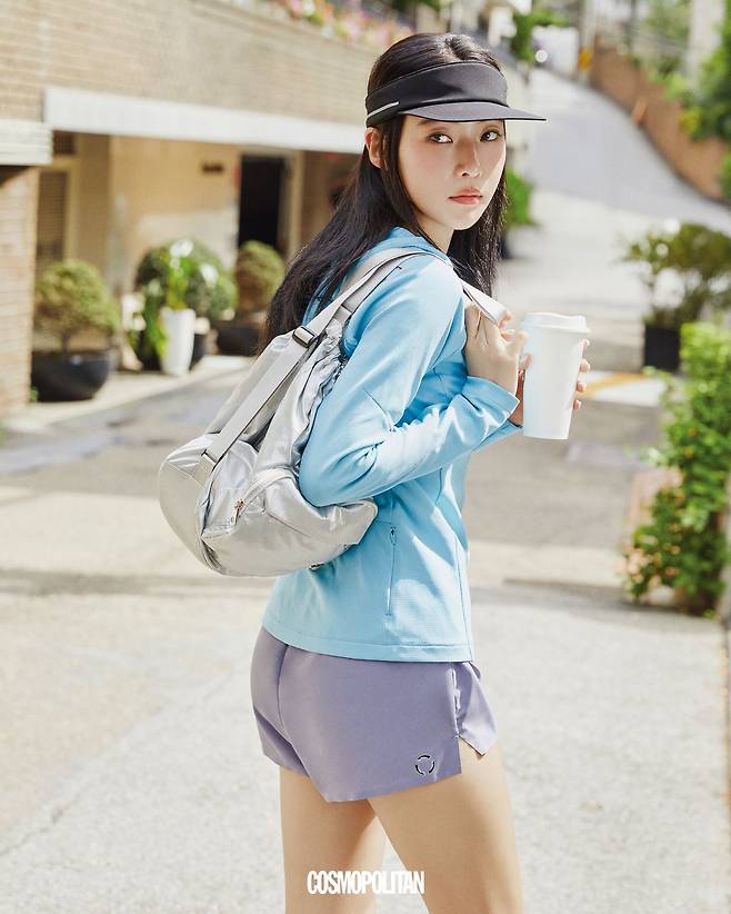 러닝 후드 티셔츠 14만9천원, 러닝 델타프로 쇼츠 14만9천원, 러닝 경량 선바이저 5만9천원, 숄더백 8만9천원 모두 Descente.