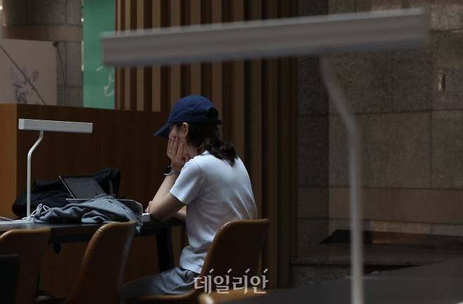 서울 시내 한 대학교 라운지에서 학생들이 시간을 보내고 있다. 위 사진은 본 기사 내용과 관련 없음. ⓒ뉴시스