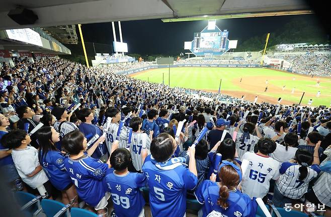 프로야구 삼성 팬들이 11일 SSG와의 경기가 열린 대구 삼성라이온즈파크에서 열띤 응원을 보내고 있다. 이날 2만4000명의 만원 관중이 들어차 시즌 50번째 매진을 기록한 삼성은 올 시즌 10개 구단 중 최다 누적 관중(147만3262명·11일 현재)을 기록 중이다. 대구=장승윤 기자 tomato99@donga.com