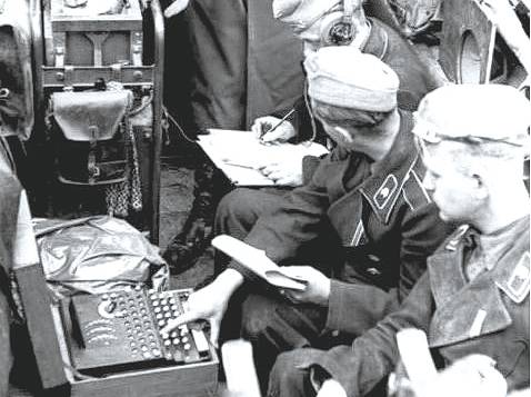 제2차 세계대전의 초반인 1940년 5월 프랑스 전선에서 독일군 기갑부대 지휘관이었던 하인츠 구데리안이 에니그마 앞에서 메시지를 전달하고 있다. 에니그마에는 난수와 대응된 코드북이 있어 암호를 만드는 데 쓰였다. Eric Borchert(W)제공