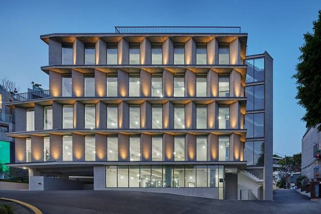 443f4ecbdff11224af8ef498066e1ce8.jpg 제니 1인 기획사 사옥 수준