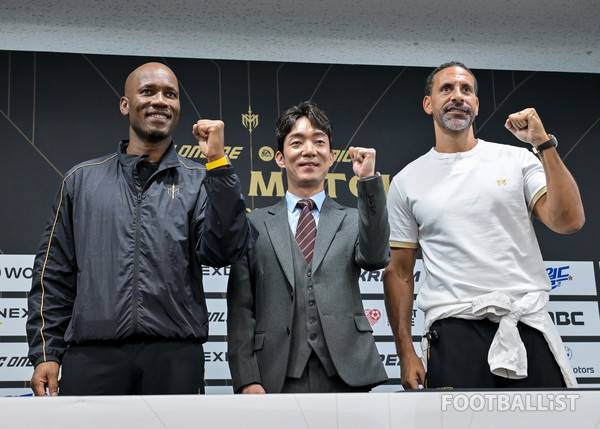 디디에 드로그바(왼쪽), 박정무 넥슨 부사장(가운데), 리오 퍼디난드(오른쪽). 서형권 기자