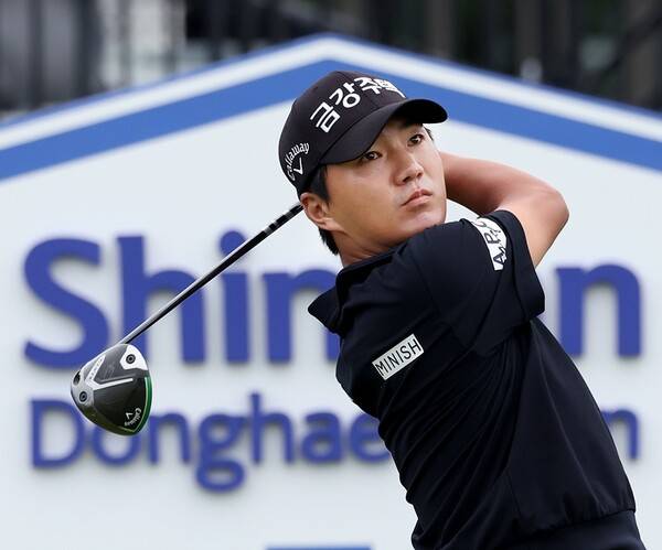 2025년 한국프로골프(KPGA) 투어, 아시안투어, 일본프로골프투어(JGTO) 공동 주관의 제41회 신한동해오픈에 출전한 옥태훈 프로가 2라운드에서 경기하는 모습이다. 사진제공=KPGA