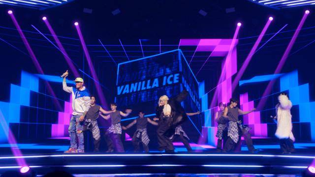 애플TV+ 오리지널 '케이팝드'에서 바닐라아이스와 케플러 멤버들이 'Ice Ice Baby'로 K팝 공연을 하고 있다. 애플TV+ 제공