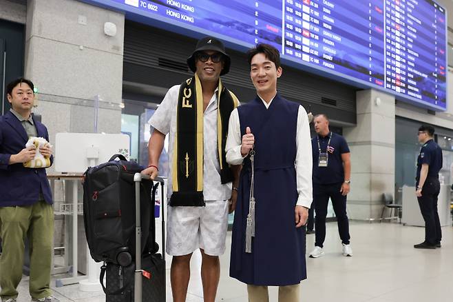 호나우지뉴와 박정무 넥슨 부사장. 사진=넥슨