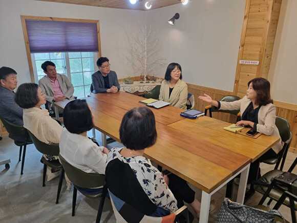 여미경 교육장이 2025년 하반기부터 교장 지구장학협의회에 참여해 의견 청취를 하고 있다. [사진=양평교육지원청]