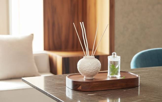 프래그런스 달항아리 디퓨저. (워커힐 제공)