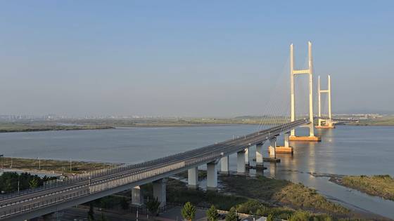 지난 10일 중국 랴오닝성 단둥시와 북한 신의주를 잇는 신압록강대교. 완공 10년이 지났지만 개통되지 않고 있다. 이도성 특파원