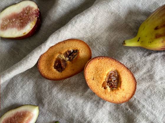 한입 베어 물면 달콤한 무화과와 고소한 아몬드, 깊은 풍미의 버터가 퍼지는 디저트, 무화과 휘낭시에. 사진 안미연