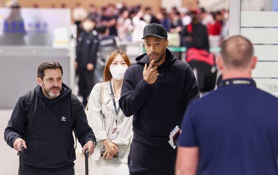 전 축구선수 티에리 앙리가 '2025 아이콘매치: 창의 귀환, 반격의 시작(아이콘매치)' 참가를 위해 12일 인천국제공항 제2여객터미널을 통해 입국하고 있다. 뉴스1