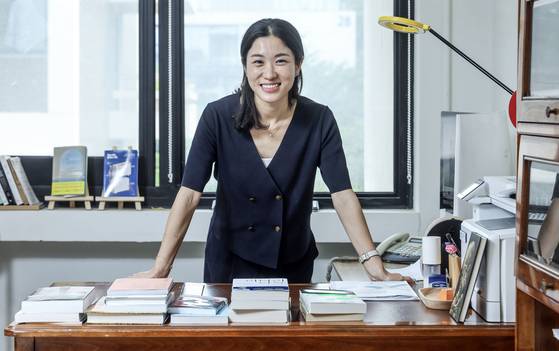 서울대학교 의과대학 정신건강의학과 김은영 교수는 자신도 한때 "힘들다"는 말을 달고 살았다고 밝혔다. "건강한 삶이 망가지고 나서야 휴식의 중요성을 인지했다"고 덧붙였다. 김성룡 기자