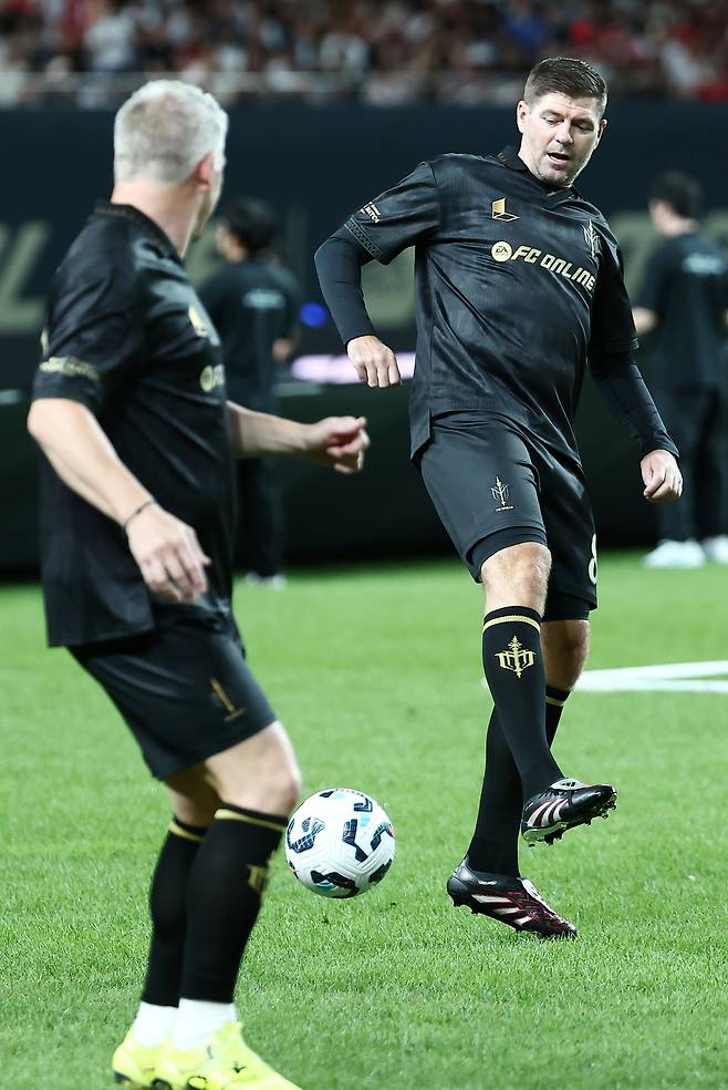 FC스피어 스티븐 제라드가 몸을 풀고 있다. [뉴스1]