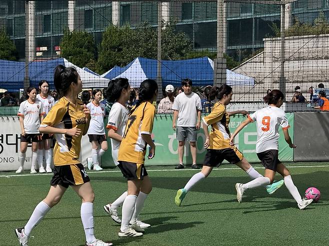SBS Biz 풋살팀 선수들이 강호 연합뉴스TV와 게임에서 분전하고 있다. /한국기자협회