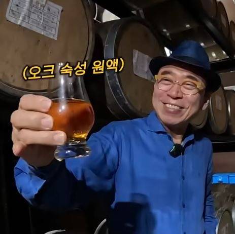 조 회장이 대전 서구에 위치한 선양소주 공장에서 오크 원액을 살펴보고 있다. 선양소주 유튜브 캡처