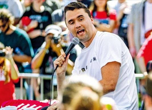 도널드 트럼프 미국 대통령 측근이자﻿ 우익 단체 ‘터닝포인트USA’의 창립자 찰리 커크(31)가 10일(현지시간) 유타주 유타밸리대﻿ 토론회에서 청중과 문답하던 도중 총격을 당해 사망했다. ﻿사진은 총격 ﻿직전 커크 모습.   / 사진=AP, 연합