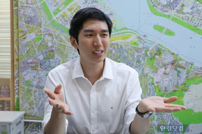 김제경 투미부동산컨설팅 소장이 재건축, 재개발에 대해 설명하고 있다. 사진=유채영 기자.