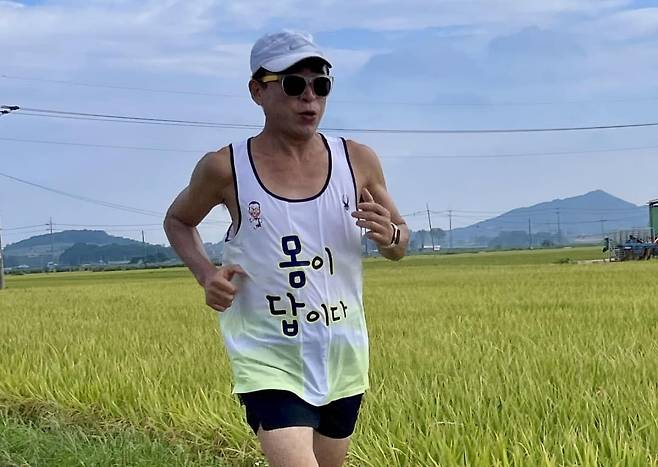 조웅래 회장이 2022년 대한민국 국토경계 한바퀴 78일차, 전북 고창의 한 논길 사이를 뛰고 있다.