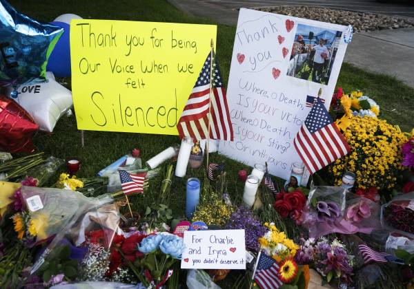 12일 유타 밸리 대학교 캠퍼스에 우익 활동가 찰리 커크를 추모하는 추모비가 깃발, 꽃, 메시지로 뒤덮여 있다. UPI=연합뉴스