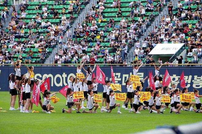 The LG Twins children's cheerleading team (LG Twins)