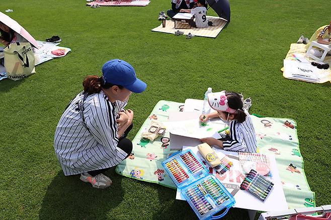 The LG Twins outdoor drawing contest in May (LG Twins)