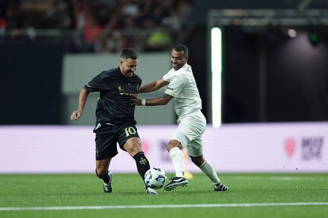 (왼쪽부터) 에덴 아자르와 클로드 마켈렐레가 13일 서울월드컵경기장에서 열린 아이콘 매치에서 경합하고 있다. 넥슨 제공