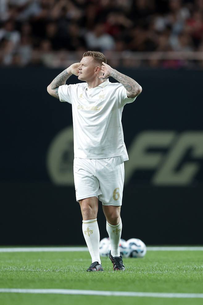 욘 아르세 리세가 13일 서울월드컵경기장에서 열린 아이콘 매치에서 세리머니를 하고 있다. 넥슨 제공