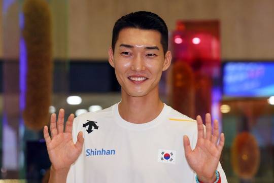 '스마일 점퍼' 우상혁의 인사. 사진[연합뉴스]