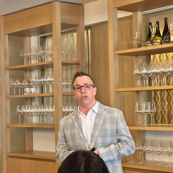 설명하고 있는 엠제이 버치(MJ Birch) 아만사라 총지배인 / 사진=권효정 여행+ 기자