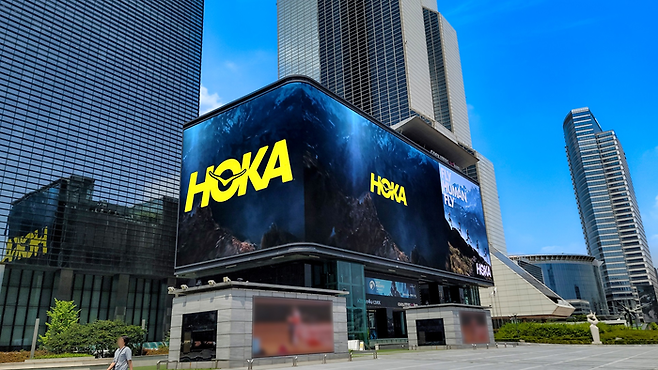 강남의 호카 광고판<오브라운>