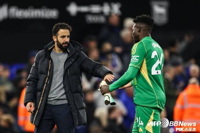 영국 매체 ‘더 선’은 “아모링은 오나나의 임대 이적을 통해 맨유 내 부정적인 영향을 정리했다고 믿고 있다. 올 여름부터 두 사람의 관계는 이미 무너졌다”고 보도했다. 사진=AFPBBNews=News1