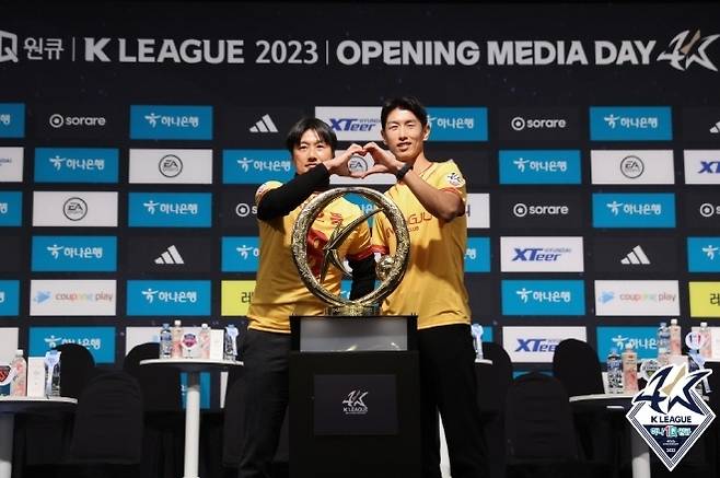 광주 FC 이정효 감독(사진 왼쪽)과 안영규. 사진=한국프로축구연맹