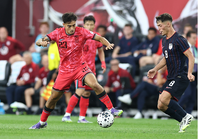 6일(현지시간) 미국 뉴저지주 해리슨 스포츠일러스트레이티드 스타디움에서 열린 한국 대 미국 친선경기에서 대표팀에 첫 발탁된 옌스 카스트로프가 드리블 돌파를 하고 있다. 사진=연합뉴스 제공