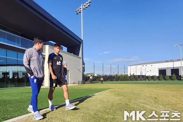 옌스 카스트로프가 대표팀 관계자와 함께 이동하고 있다. 사진(美 내슈빌)= 김재호 특파원