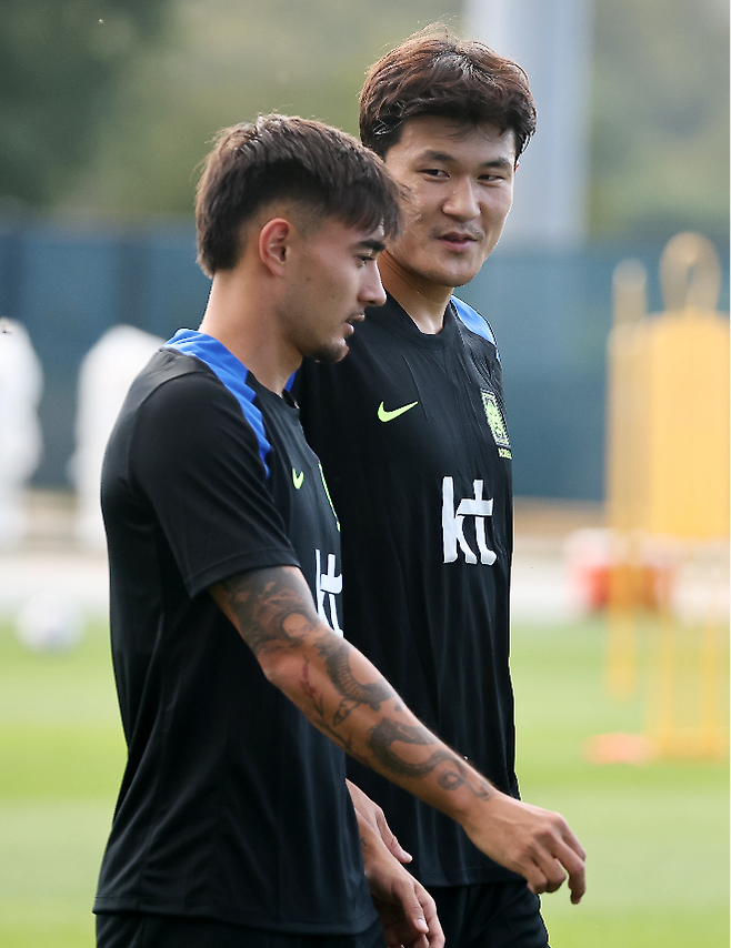 9월 2일(현지시간) 미국 뉴욕주 아이칸 스타디움에서 열린 한국 축구 대표팀 훈련에서 김민재와 옌스 카스트로프가 대화를 나누고 있다. 사진=연합뉴스