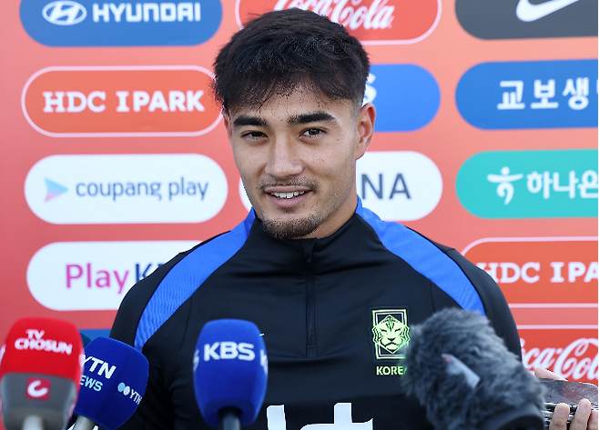 9월 3일(현지시간) 미국 뉴욕주 아이칸 스타디움에서 진행된 한국 축구 대표팀 훈련에서 옌스 카스트로프가 인터뷰를 하고 있다. 사진=연합뉴스