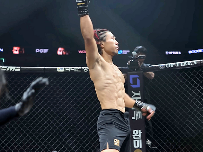 종합격투기 빅리그 ONE Championship 4전 파이터 ‘우마왕’ 우성훈이 2025년 8월 인천광역시 영종국제도시 인스파이어 아레나 블랙컴뱃 15 플라이급 경기 승리 후 관중 환호에 화답하고 있다. 사진=이데아 파라곤