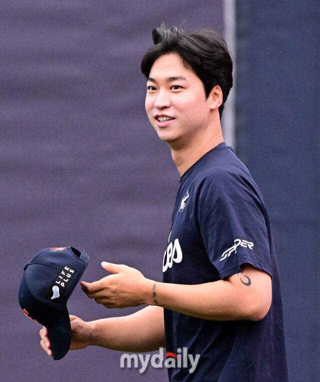 2025년 7월 17일 오후 경기도 수원 KT위즈파크에서 열린 '2025 신한 SOL뱅크 KBO 리그' 한화 이글스와 KT 위즈의 경기. 한화 엄상백이 환하게 웃고 있다./마이데일리