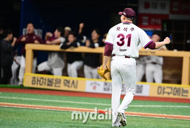 2025년 4월 22일 오후 서울 고척스카이돔에 진행된 '2025 신한 SOL뱅크 KBO 리그' 두산 베어스와 키움 히어로즈의 경기. 키움 오석주가 8회말 1사 1.2루서 구원등판해 두산 여동건을 3루수 병살타로 처리한 뒤 포효하고 있다./마이데일리